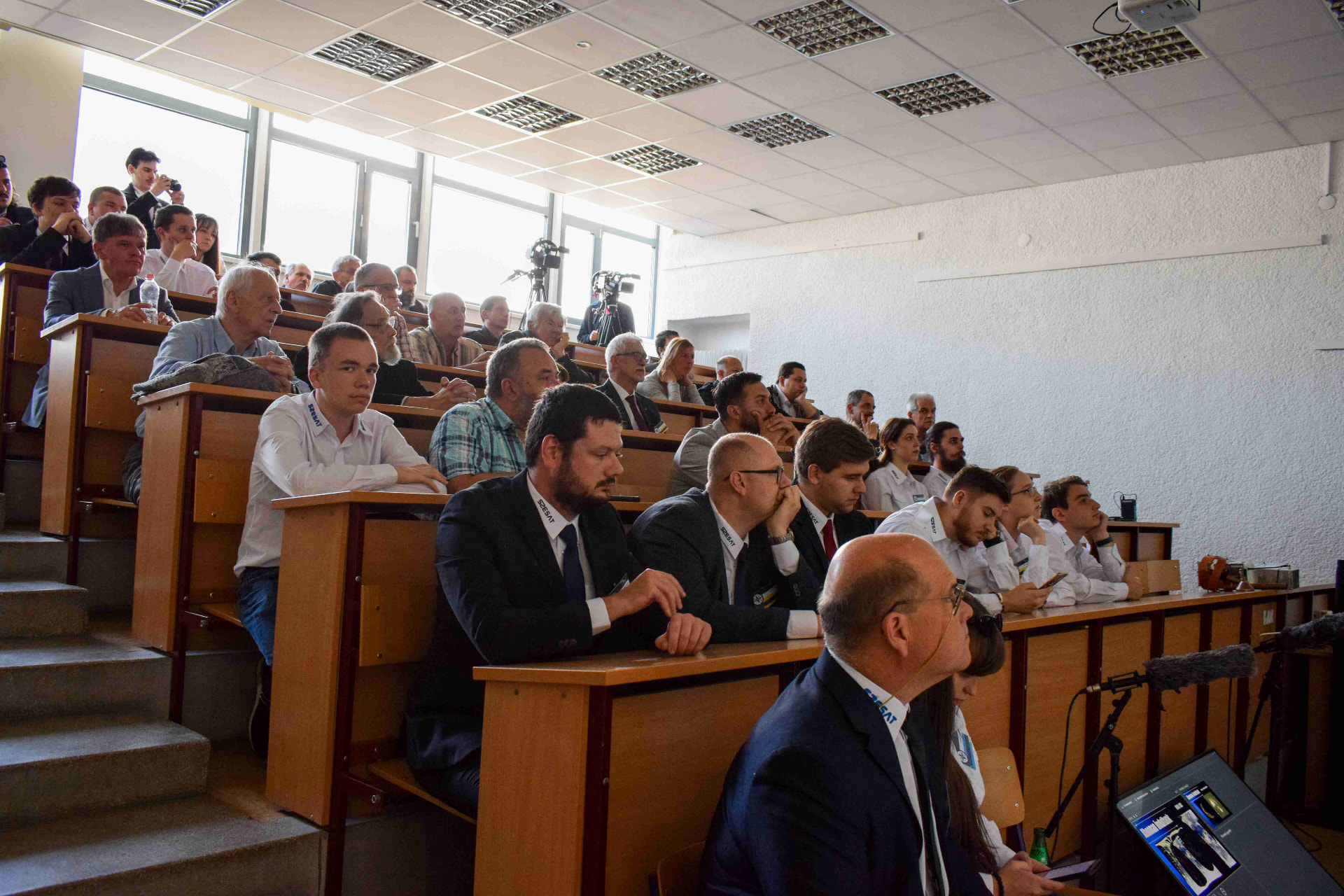 اليوم العالمي للاتصالات 2025 – شاركنا في اليوم المهني السادس عشر لـ NMHH مع فريق SZESAT وعروض تقديمية ولقاء على سطح المبنى.