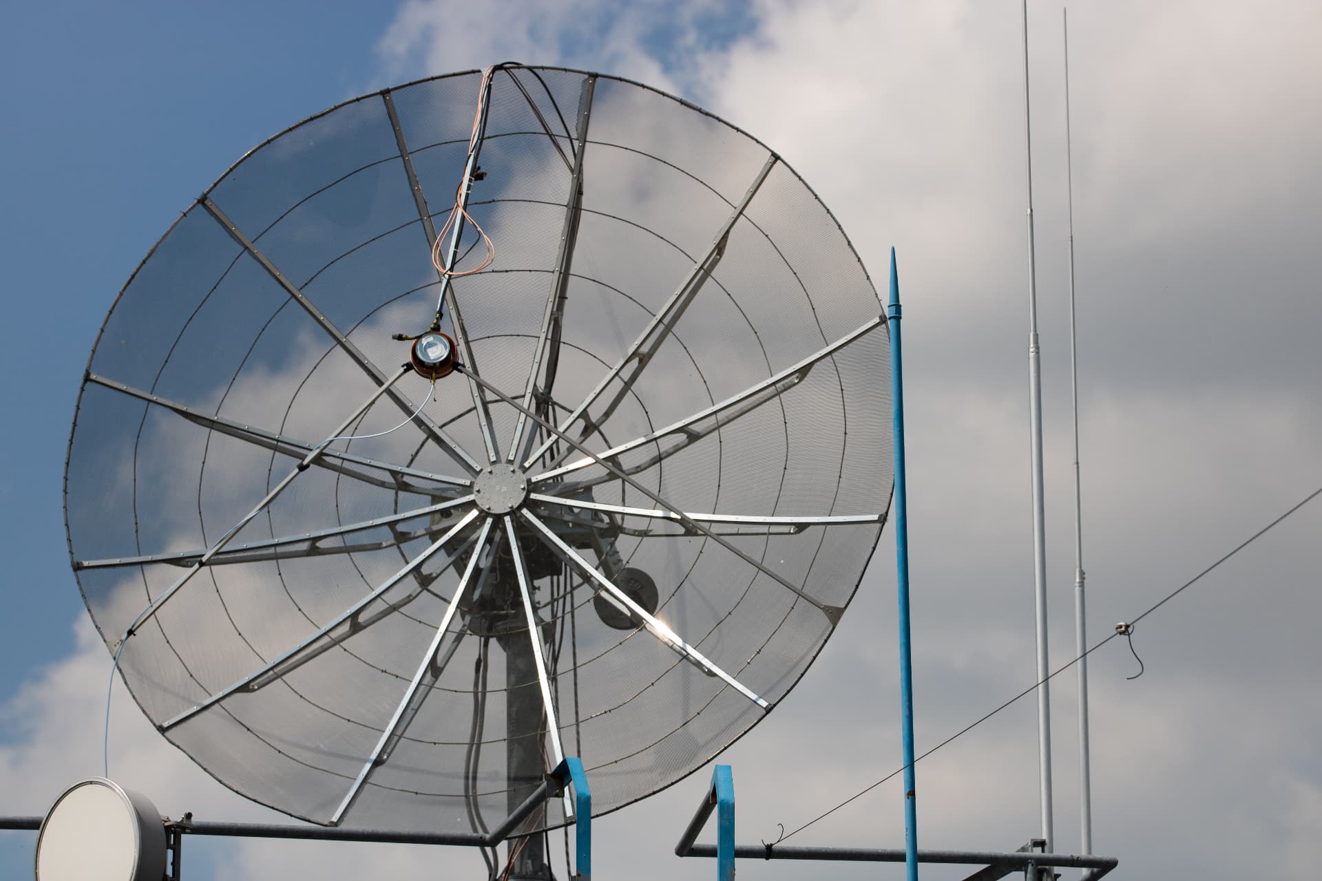 GOES – a rácsos parabolaantenna a felszerelt fejegységgel