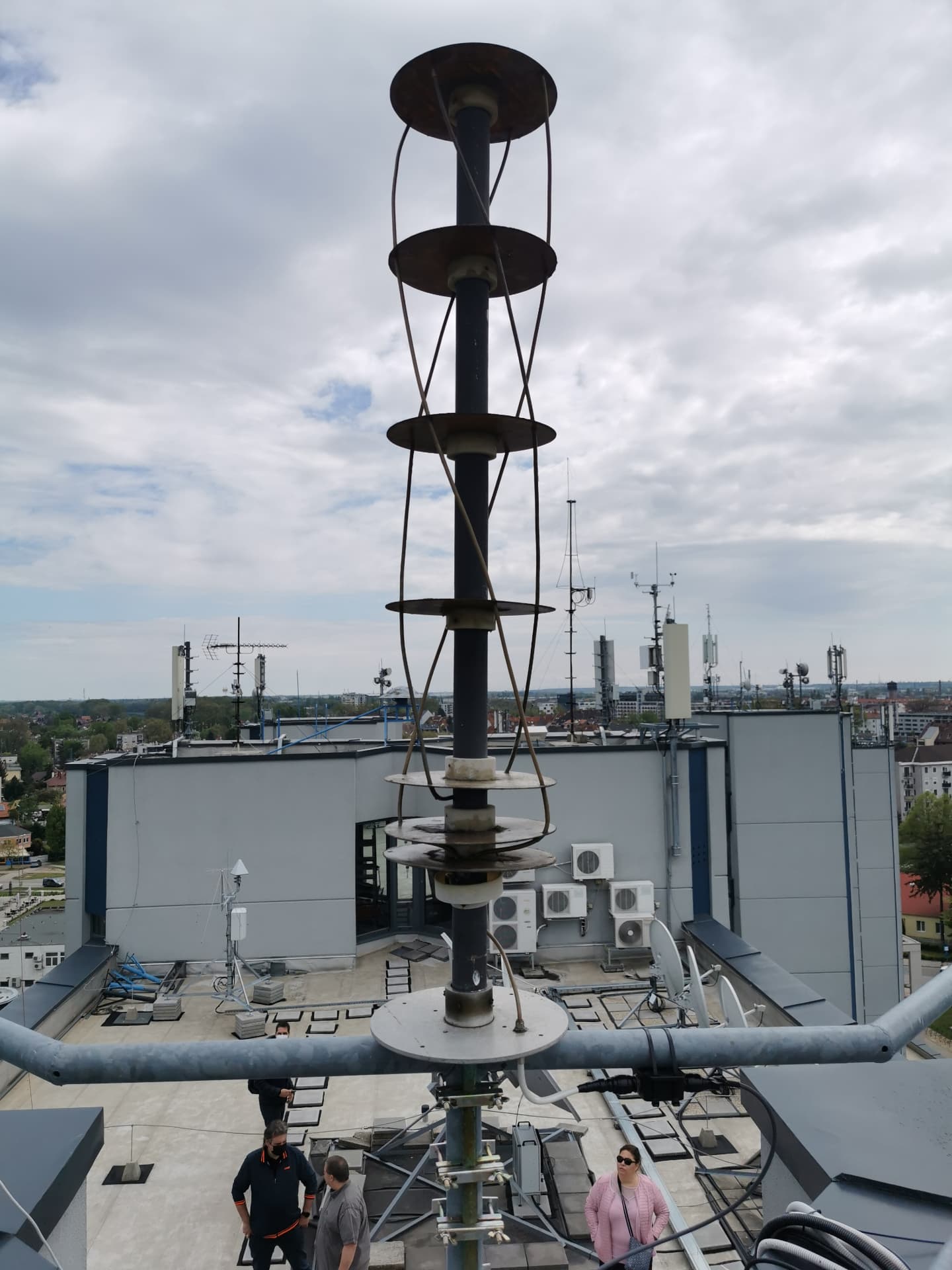 NOAA – QFH antenna a győri állomás tetőjén