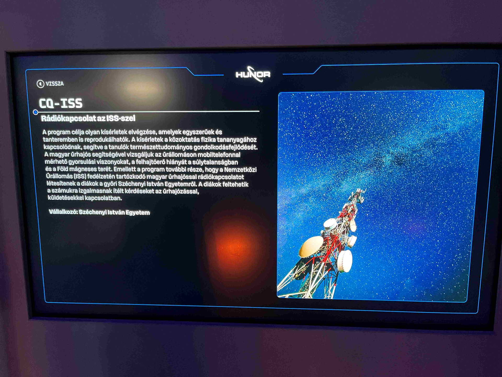 في معرض Huniverzum التفاعلي الذي يعرض الملاحة الفضائية المجرية، تمكنا من اكتشاف أنفسنا من خلال برنامجنا CQ ISS.