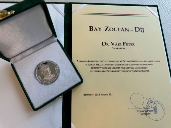 جائزة Bay Zoltán.