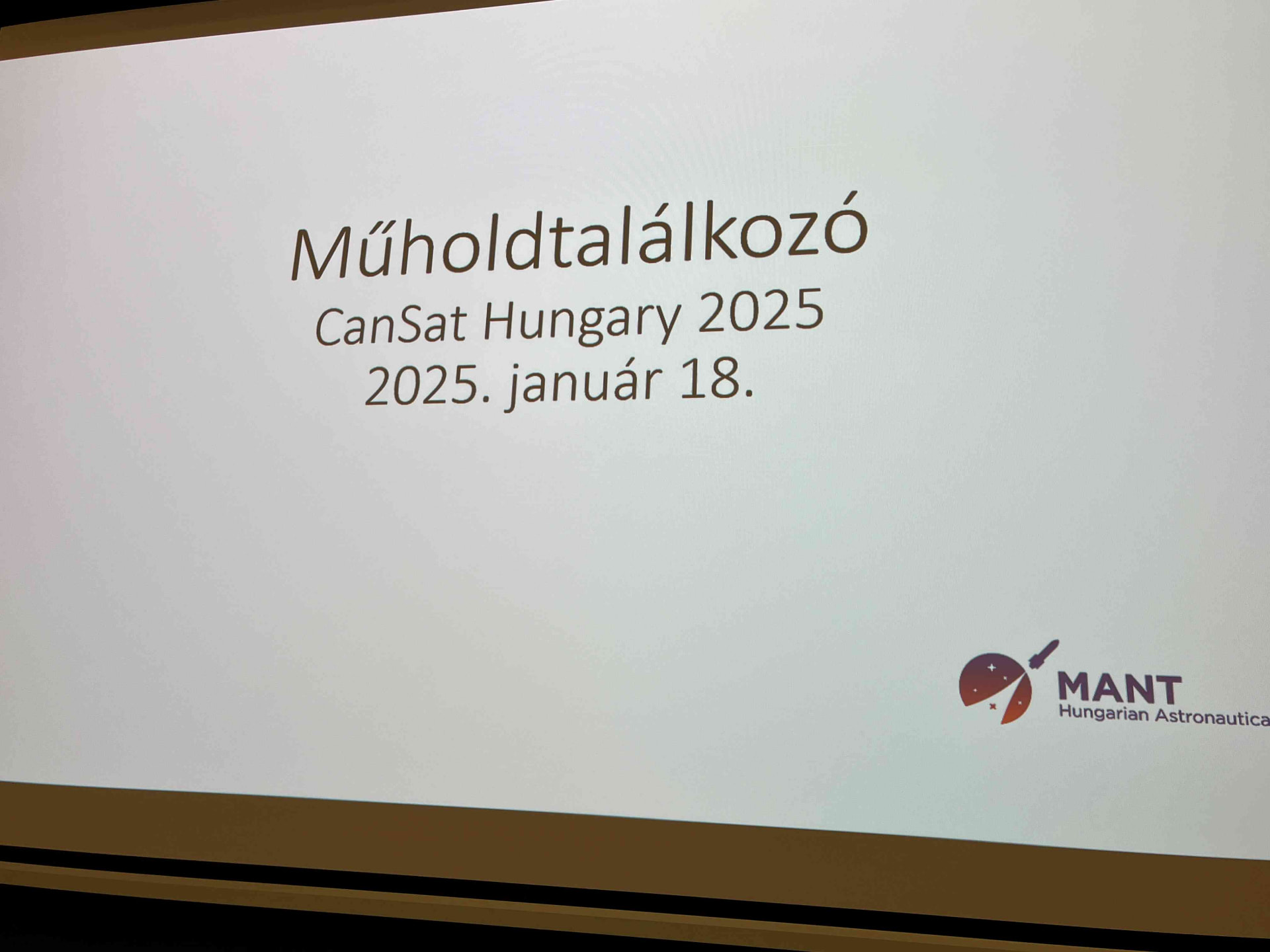 التقينا في الدور نصف النهائي لـ CanSat2025 بجيراننا في HUNITY 1، الذين سننطلق معهم إلى الفضاء.