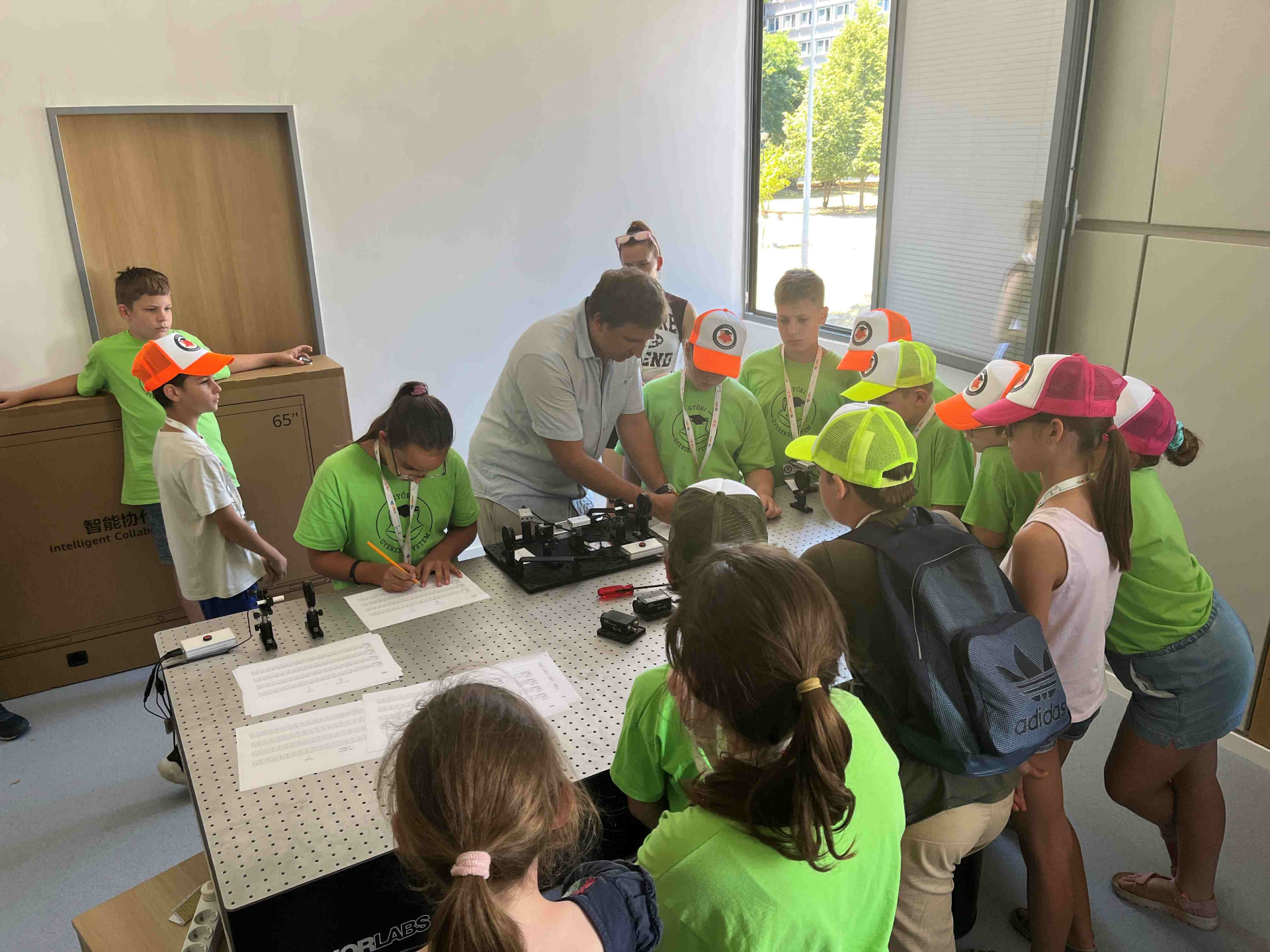 Centre d'exposition interactif Mobilis – atelier de laboratoire quantique, laser et cryptographie pour enfants à Győr dans le cadre de l'Université des enfants de Győr, avec expériences optiques THORLABS, vulgarisation de la communication quantique et démonstration de communications spatiales.