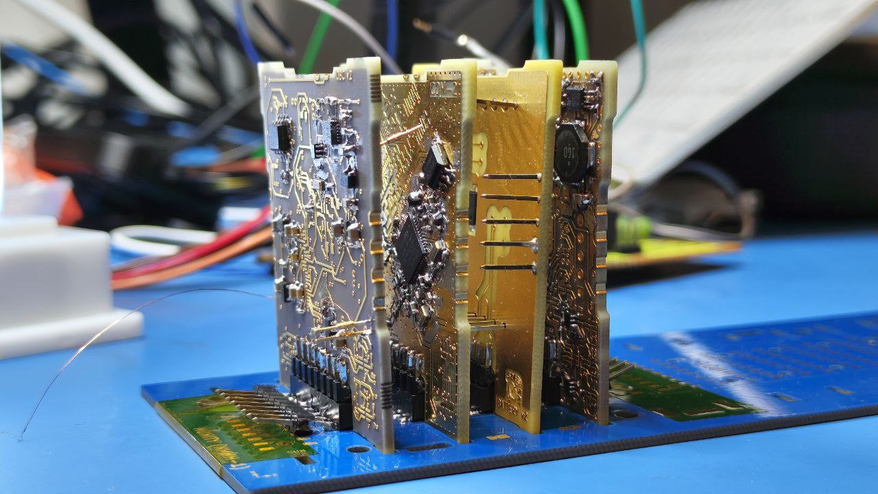 بعد Hunity-1، نقوم باختبار وتشغيل Flatsat الخاص بنا.
